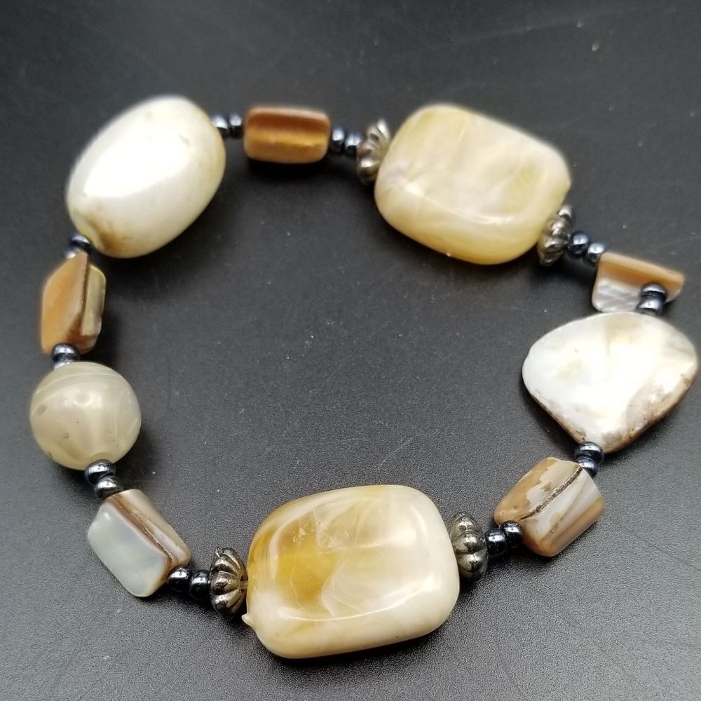 Mother of pearl gloss agate bracelet. B327